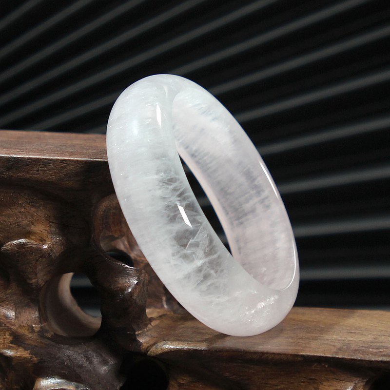 純潔的白色螢石極為少見 如凝在腕間的雪花 晶瑩剔透 令人傾心 內徑61mm 寬度20.3mm 厚度9.4mm 重量105g 關註店鋪禮券相送！