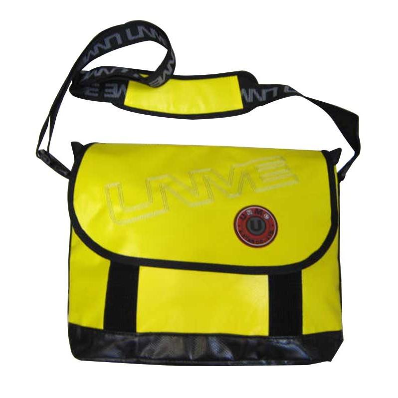 ~雪黛屋~UNME 側背書包郵差包正版授權台灣製造商品防水夾網布大容量可放平板A4資料夾U1135(大)