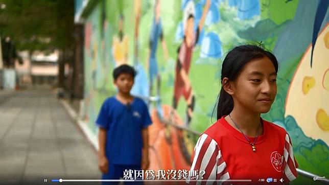 女主角努力憋笑。圖／翻攝高雄市山頂國小臉書