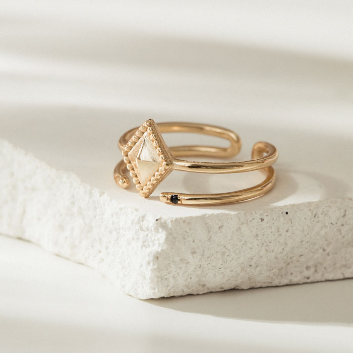 vacanza是義大利文假期的意思。我們希望每一個飾品，都能成為生活裡的輕鬆假期。點亮你的天生美麗，襯托你的獨一無二，妝點你的每個重要日常。．訂單成立後無法更改訂單。．若需更改請至會員系統-交易紀錄-