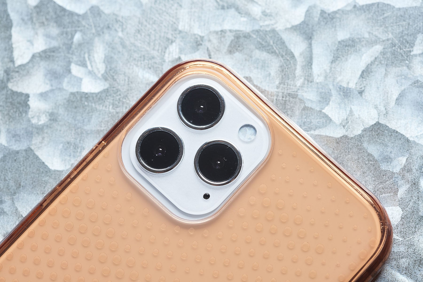 透色系列中有三款是自帶顏色的，很適合拿來搭配白色或銀色款 iPhone 12。