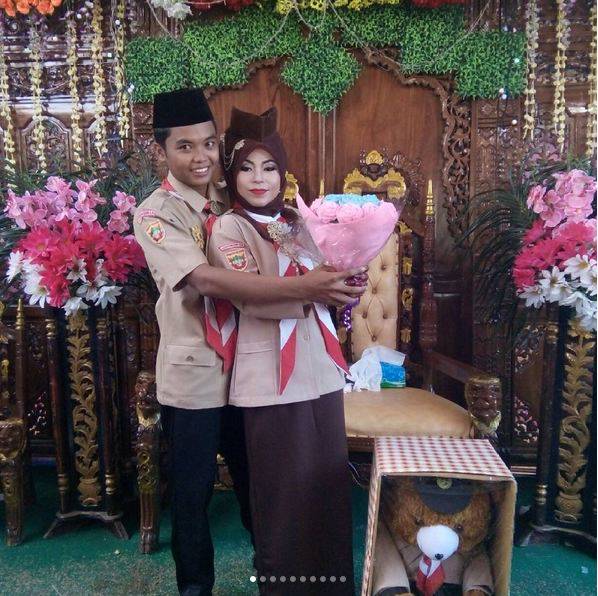 10 Potret Pasangan Menikah dengan Seragam Pramuka, Unik Abis