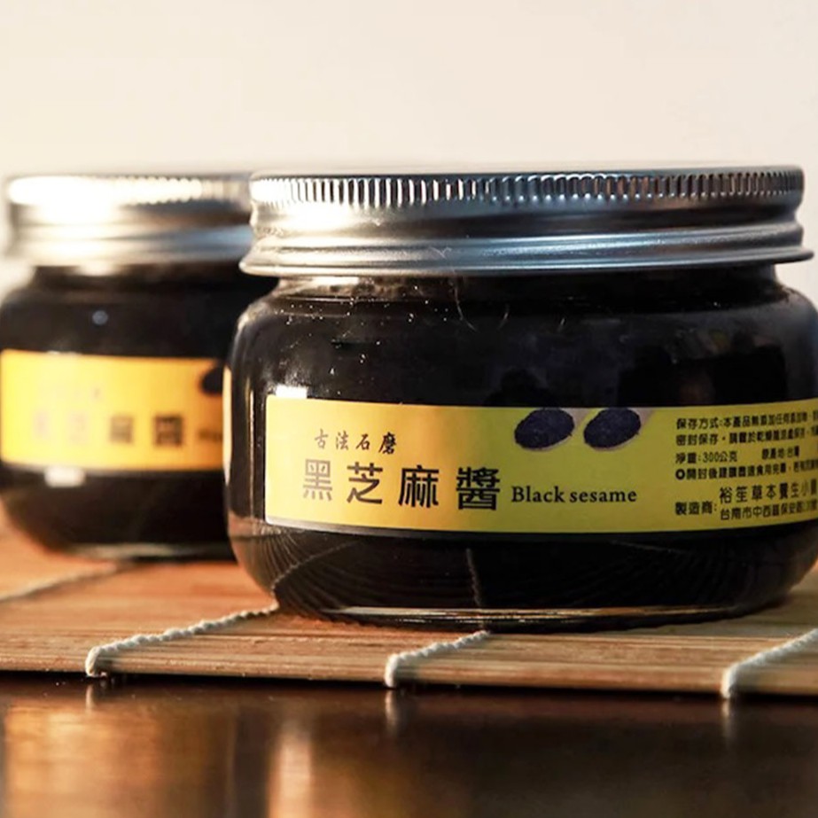 嚴選黑芝麻粒滑順綿密餘韻回甘商品介紹整罐都是真材實料黑芝麻做成採用嚴選的黑芝麻粒，純手工的製作方式豐富的油脂帶出滑順而綿密的口感早餐拿來直接抹在麵包上當果醬或是加入水果奶昔午、晚餐也可以搭配芝麻醬做成