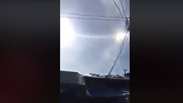 Warga Provinsi Kepaulauan Riau digegerkan oleh munculnya fenomena matahari kembar di langit. Dalam peristiwa yang terjadi pada Rabu (10/10/2018) tersebut, warga yang menjadi saksi mata melihat matahari seolah-olah menjadi 4. [Facebook/Umi Kembar]
