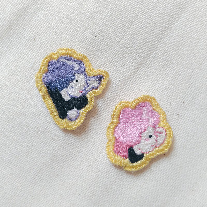 小小的一顆，一針一線的縫製； 可作小飾物，扣於衣物或包包都很適合 ?