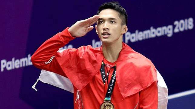 Pebulutangkis tunggal putra Indonesia peraih medali emas Asian Games 2018 Jonatan Christie melakukan penghormatan kepada bendera Merah Putih saat upacara penyerahan medali di Istora Senayan, Jakarta, Selasa (28/8). ANTARA FOTO/INASGOC/Nafielah Mahmudah