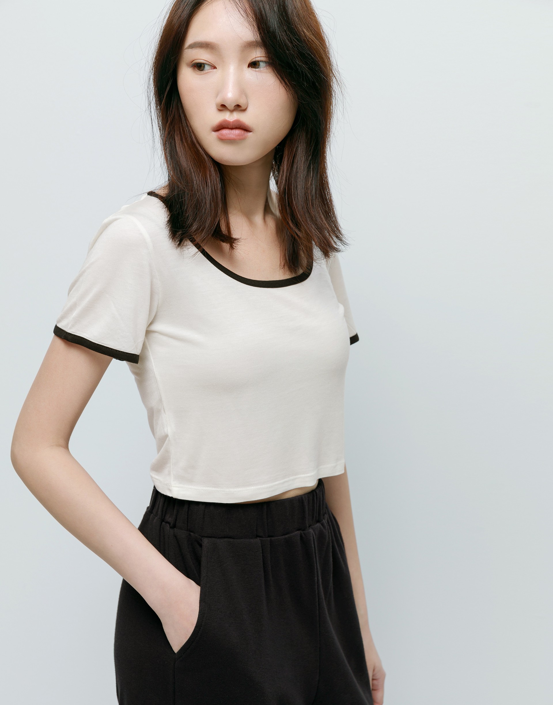 彈性：適中 布料輕薄、領口袖口撞色滾邊、夏季必備