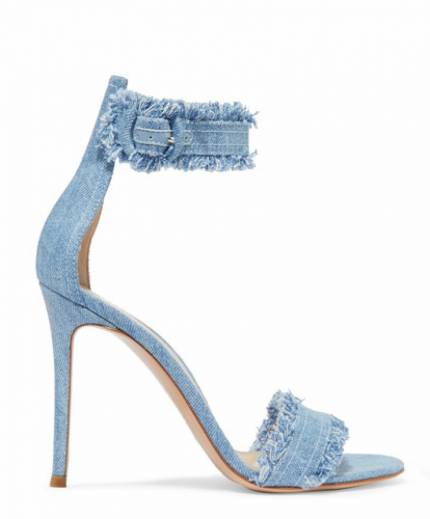 8 Inspirasi Sepatu Denim yang Lagi Hits dan Wajib Kita Punya