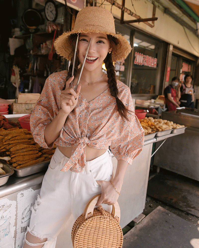 前排釦/袖口抓皺商品長度/適中商品版型/適中商品厚薄/適中商品彈性/無*深色布料因穿著時接觸人體溫度及洗滌後有脫色及染劑移染狀況，第一次下水脫色為正常現象。*棉/麻為天然纖維的面料，因吸濕性較一般材質