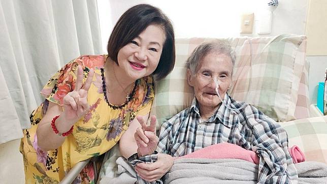 文香偕夫文夏向外界報平安。圖／台灣優質生命協會提供
