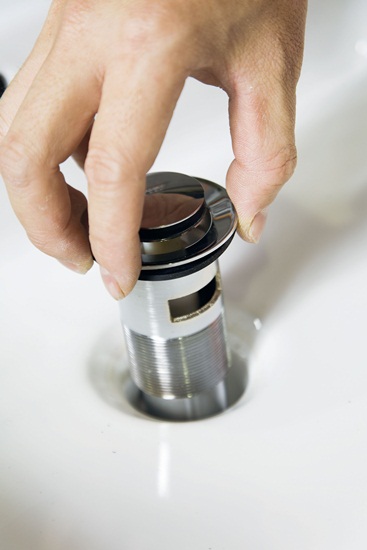 如何更換浴廁洗臉台按壓式落水頭？