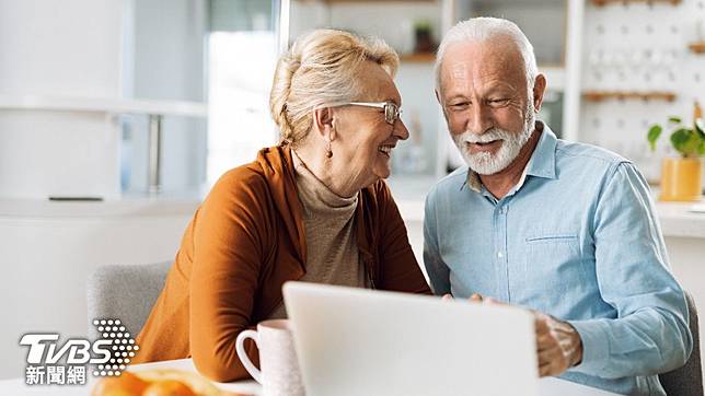 考量平均壽命、政府財政問題，英國考慮調高退休年齡至68歲。（示意圖／shutterstock 達志影像）