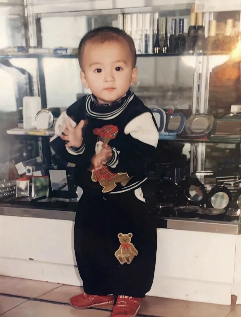 近期爆火男星的青澀舊照！鄧為、成毅風格差異大，陳哲遠、曾舜晞從小顏值就高！