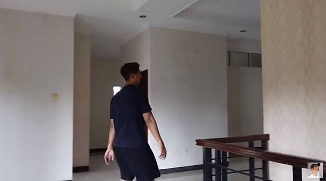 Potret rumah baru Arya Saloka. (YouTube/Sing Kye)