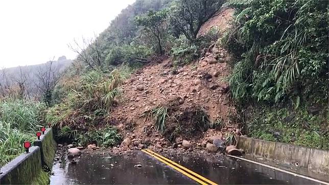 雙溪台102縣道土石崩落車輛遭大土石砸毀 民視新聞網 Line Today