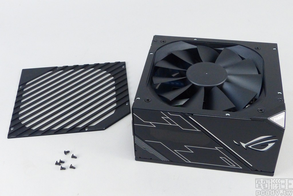 卸除固定金屬網的 6 顆螺絲，即可卸下並清理風扇葉面灰塵髒汙