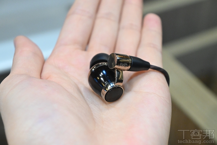 此為 JVC 去年發表的旗艦款 HA-FW10000 木質振膜入耳式耳機。