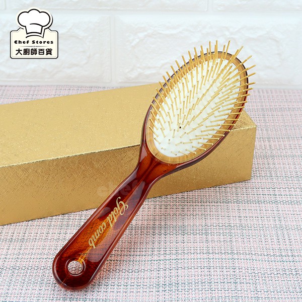 24k金梳針，可消除靜電梳針頭真圓，不傷頭皮梳柄一體成型，輕巧好握針座壓縮氣墊，可按摩頭皮材質：塑柄-聚苯乙烯，橡膠皮，鐵針（鍍24K金）尺寸：長22.8cm*寬6.5cm*高4cm產地：台灣