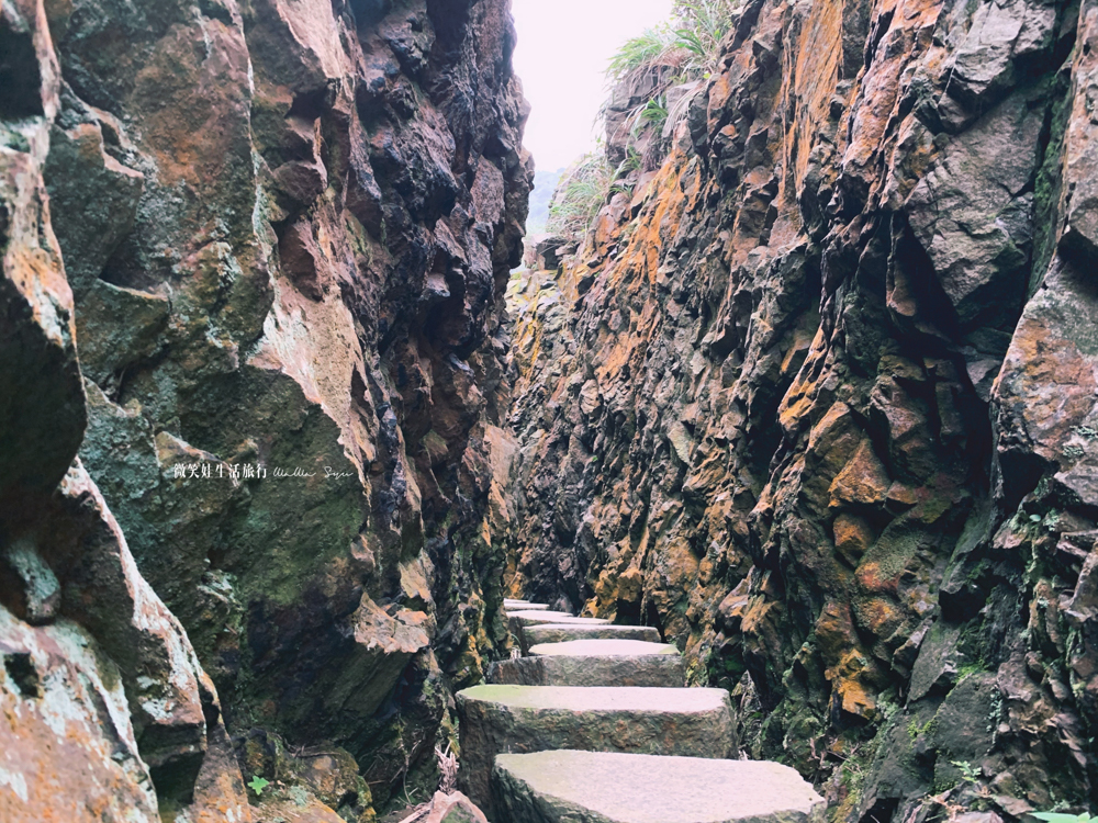 巨石間的摸乳巷