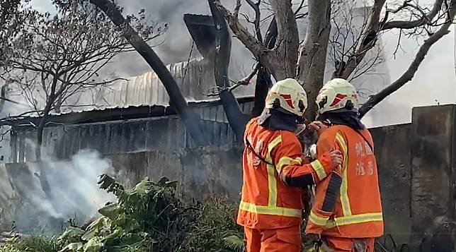 快新聞／工廠火警黑煙竄升天際 桃園消防隊佈水線撲滅中