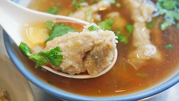 【基隆美食】金龍肉焿-１碗只要２０元的魯肉飯，超人氣排隊小吃店