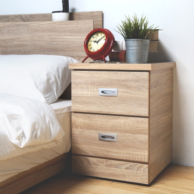 簡約的二抽床頭櫃，呈現出極簡的日系風格，二抽實用收納，可將常用的物分類擺放，輕鬆的打造小資生活。