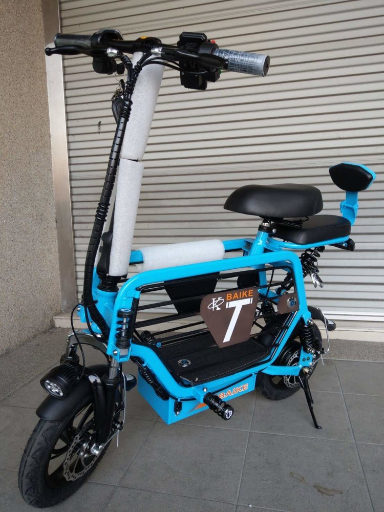 二代親子寵物電動車 商品簡介： *超大型置物空間，可放置中小型貓犬 與愛寵一同享受馳騁風中的樂趣 *多用途置物箱，也可放置其他個人物品 *超強續航力，最大航程可達60公里 *無油新環保，零廢氣排放，零