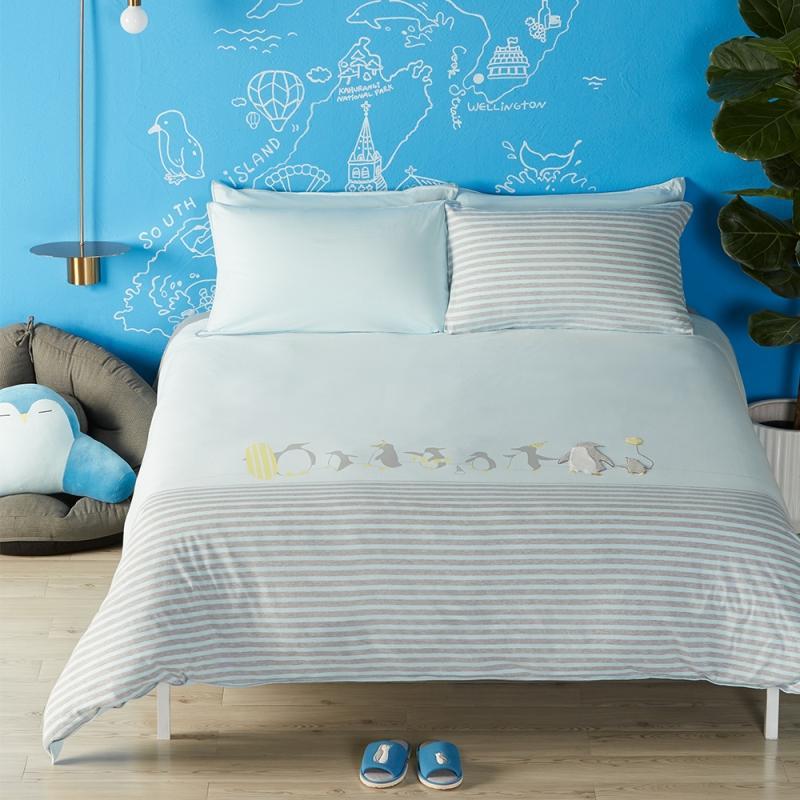 將可愛的企鵝融入居家寢飾中，讓你在家便能享受被成群企鵝包圍的療癒時光。 ▲嬰兒藍 ▲被套採雙面設計，背面為簡約素面剪接，可隨心情自由變換。 ▲一扭一擺的企鵝也是大小朋友的最愛! 今年春夏躍上寢具，排排