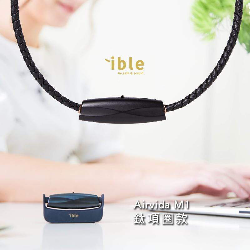 (3) 夾式：將機體置放夾內，再將領夾夾在適宜處 建議機體碳刷頭不要離口鼻超過30cm以上 不同衣物材質有時會影響負離子釋放量。 3. 本品為無濾網設計，惟須定期保養。 保養方式為： (1) 請關機 