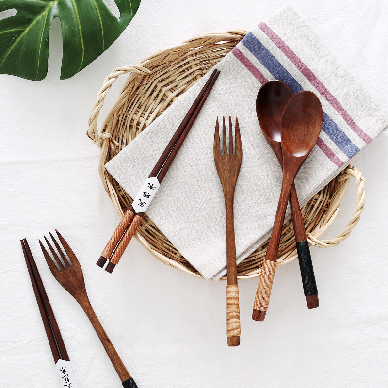 【商品特色】 日劇中常常看見的小木餐具，設計簡約而質樸 復古纏線濃濃日系風格，吃飯變得優雅享受 最令人動心的，是原木獨特的紋理和天然的觸感 一套精緻的餐具，更能讓您享受生活中的寧靜美好 【商品規格】 