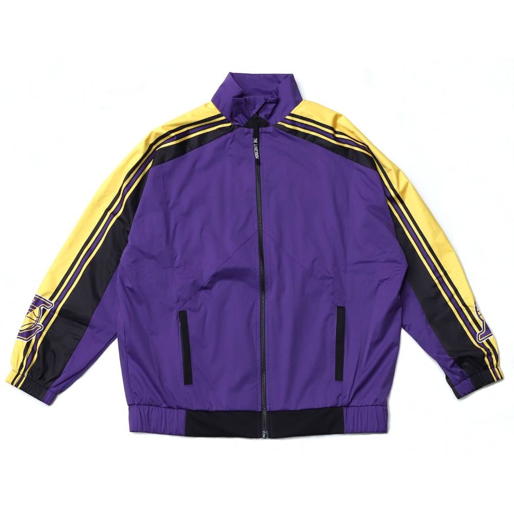 QORExNBALAB聯名系列上市。來自世界流行之都紐約，以女性出發設計的服飾運動品牌，首度登台聯名系列，展現女力運動自信新態度。經典球隊色組合。內層網布，穿著透氣舒適。背後三角形網布設計，提升散熱效