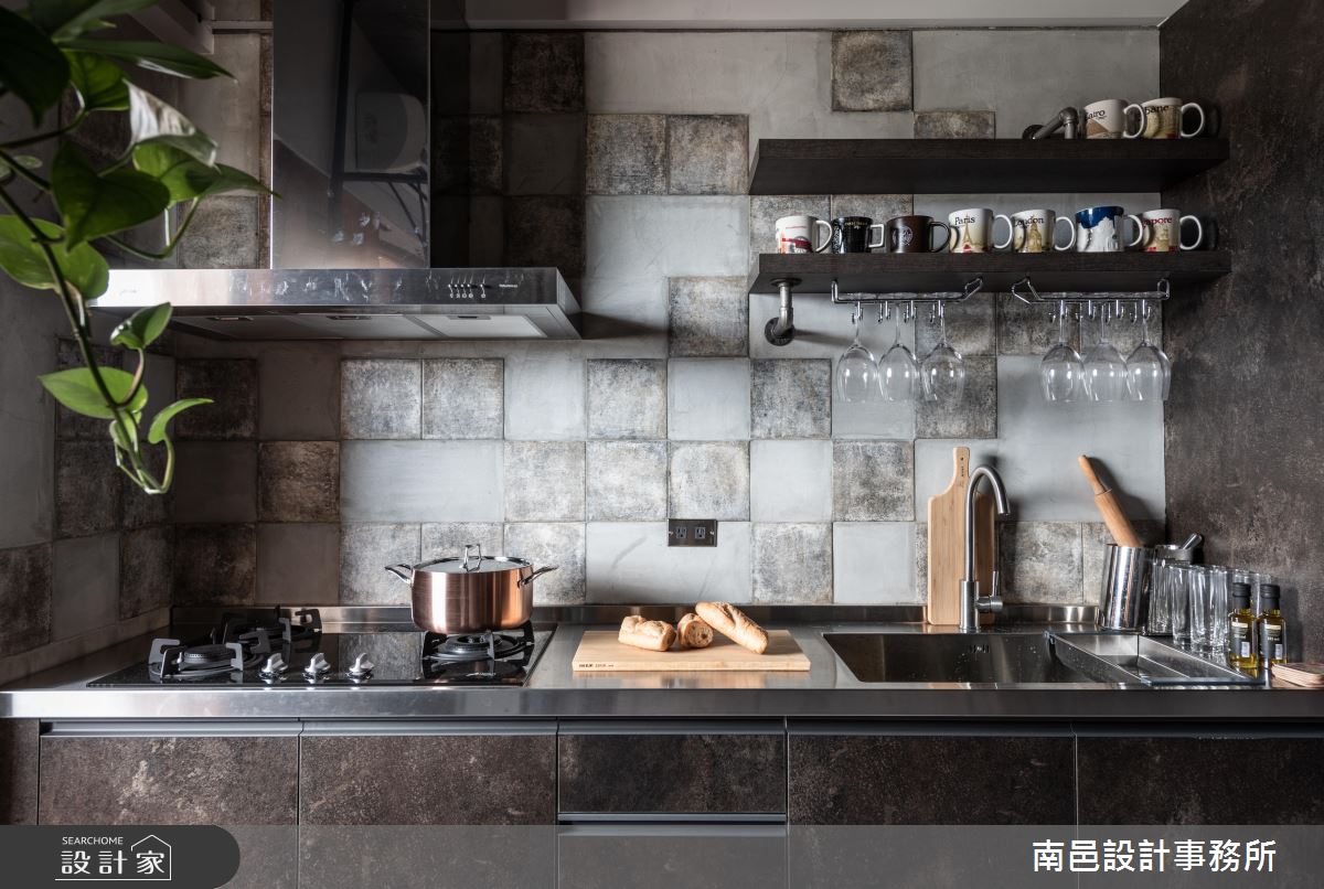 運用清水模與異材質的牆面做出斑駁的紋理，讓小巧的廚房看起來顯得十分有個性。