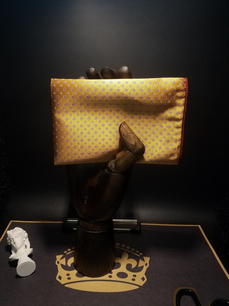 小可愛和小領帶是一家專門定制手工領結和領帶的工作室，關鍵字：雅痞，悶騷，精緻，不受機械化生長影響的手藝才是最迷人的奢侈，為男人的日常生活注入歡樂色彩，使灑脫友善的個性盡情表露.