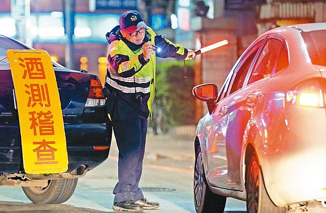 圖為警員臨檢酒測。
