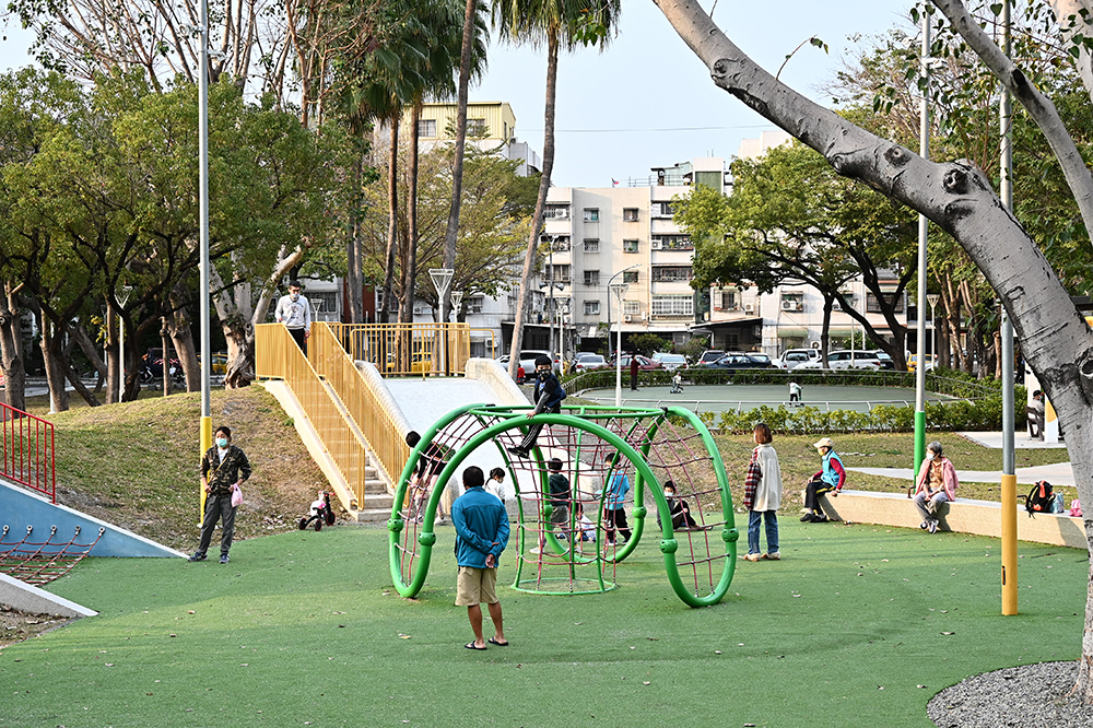 鳳山五甲國宅社區公六公園，全新改造成一處老少共融的快樂園地。(攝影/Carter)
