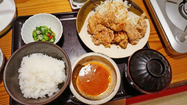 【福岡美食】午餐明太子吃到飽 牛腸鍋やまや-中午用餐時間坐無虛席的免費明太子吃到飽店