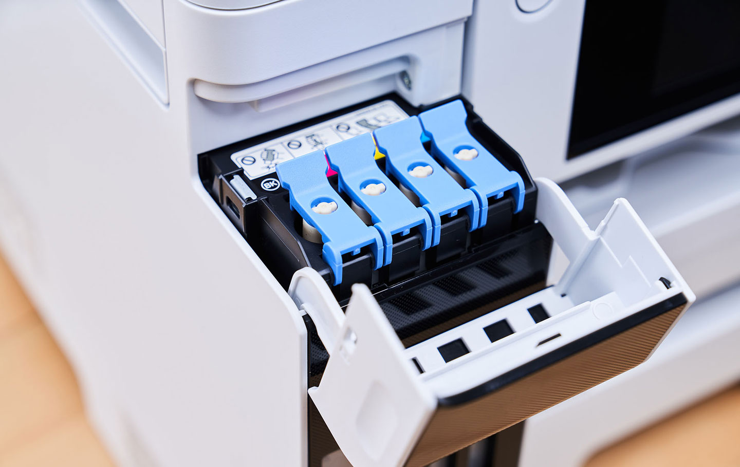 注墨時可將內嵌式墨槽外蓋開啟，內部的注墨口還有一層保護蓋。