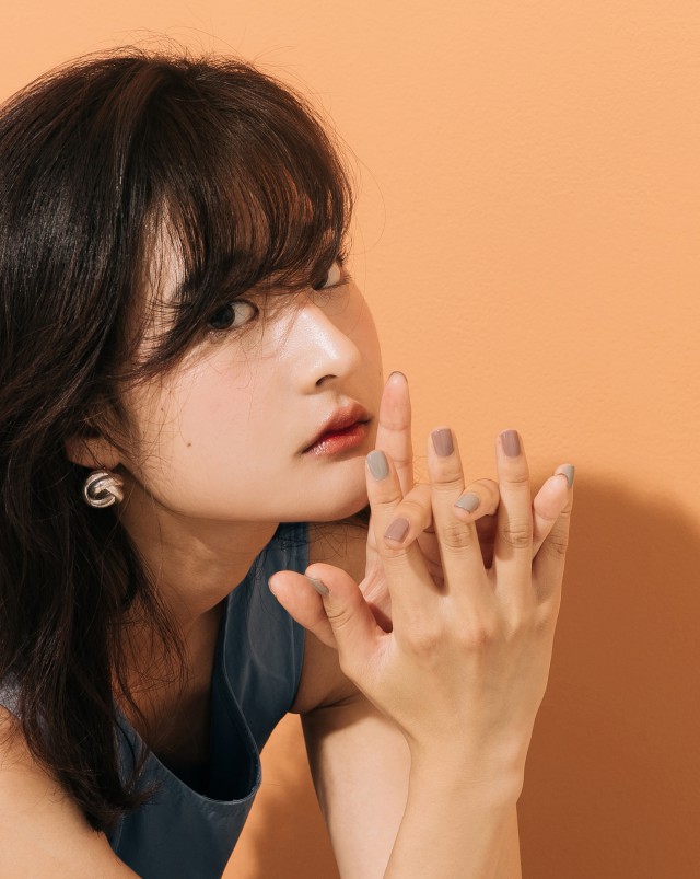 容量: 15ml /取適量的指甲油，均勻塗抹於指甲表面，可依據個人喜好，多層塗抹使用。(!)注意事項：僅供指甲外用，若感不適請立即停止使用，並視情況就醫，請避免嬰幼兒、寵物誤食。保存方式：放置於陰涼乾