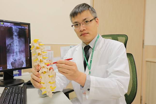 快遞員「蜷曲像蝦子在開車」  嚇人怪異姿勢全怪這病來襲