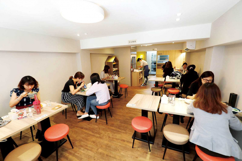 店內空間明亮整潔，一改傳統餃子店的既定印象。（圖／于魯光攝）