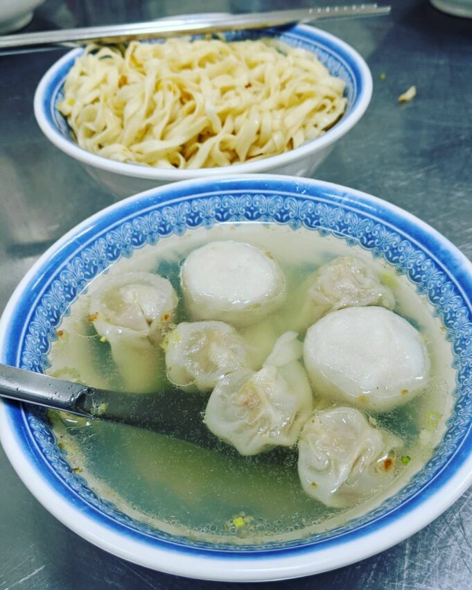 羅東美食，電腦阿姨不賣電腦，賣得是古早味陽春麵。乾麵加了點豬油增加香味，寛麵條吃起來口感Q滑，口味鹹淡適中。