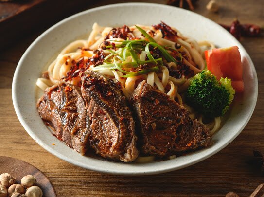 痴漢下麵 辣牛油鮮番茄牛半筋半肉乾拌麵 300克 顛覆傳統牛肉麵 內含頂級半筋半肉嫩牛腱心 義式台式入魂