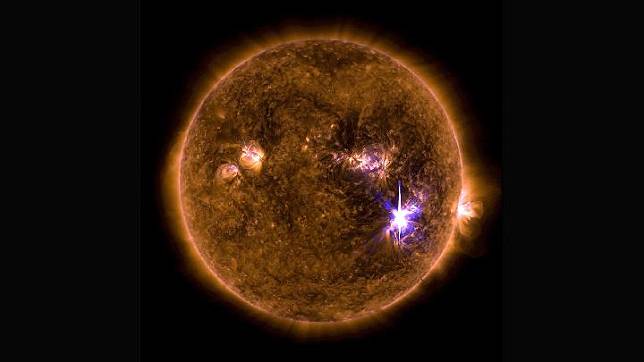 Semburan matahari kategori X9,3 terlihat pada bagian paling terang. (nasa.gov)