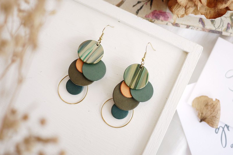 美麗的人魚在水裡吐著一個個泡泡，用泡泡傳達她的心情，讓我們一起來用心的傾聽，她想告訴我們什麼呢?