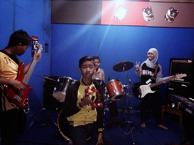 10 Kebiasaan Anak Band Ketika Sewa Studio, Vokalis Wajib Baca No 7!