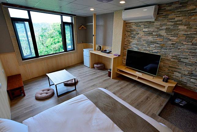 ▲簡約卻又舒適明亮的房間。（圖/ 大溪老城四季行館）