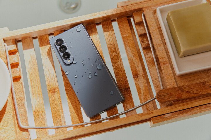 034_lifestyle_galaxy_zfold4_graygreen.jpg 034_lifestyle_galaxy_zfold4_graygreen.jpg