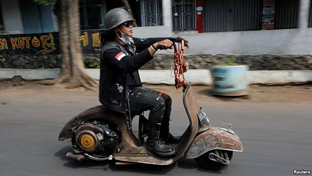 Extreme Vespa Enthusiasts Rev Up At Indonesian Festival