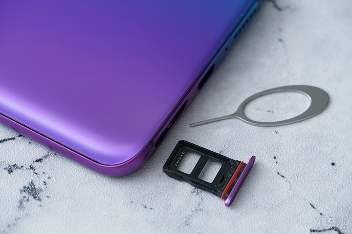 OPPO R17 Pro 開箱動手玩，SuperVOOC 超級閃充太狂，35 分鐘充滿 100% 電力