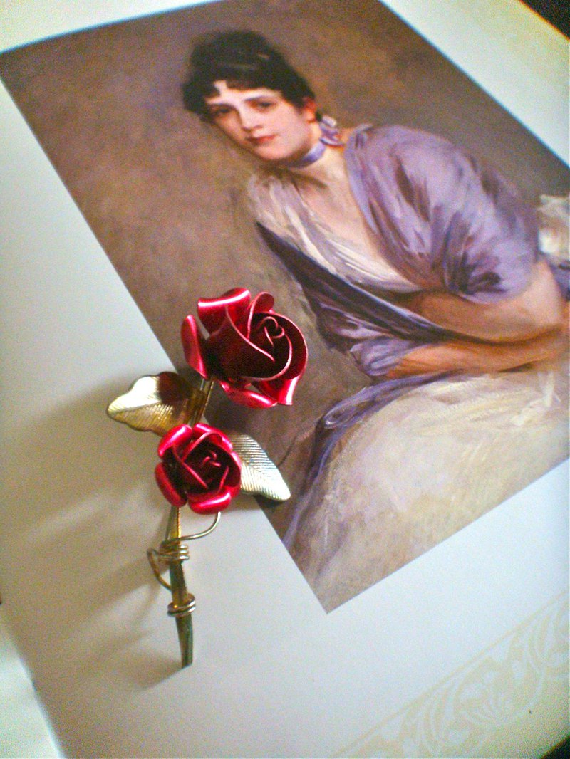 我們主要販售歐美古董珠寶配件、傢飾品等。商品圖均為實物拍攝，品況如圖，礙於系統制式提供有限，其商品相關資料皆以『商品介紹』中內文為主。因每人對物件外觀及使用條件的判斷認知標準不同，請看清楚商品圖文資料